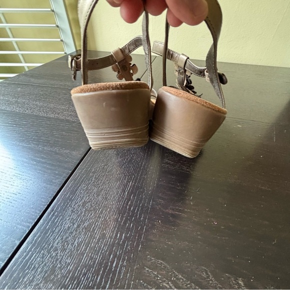 Baretraps 9 memory foam Hammond Bronze Strappy Floral low wedge heel Sandals - Picture 9 of 11